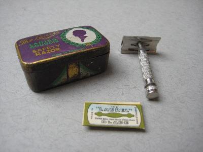 Laurel Boudoir ladies razor -  select me for a larger image