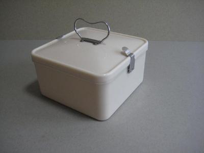 Sandwich box, lidded, cream -  select me for a larger image