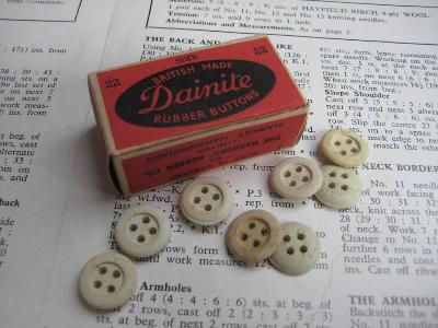 Buttons and buckles - Dainite rubber buttons, boxed