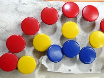 Span Bakelite cupboard knobs -  select me for a larger image