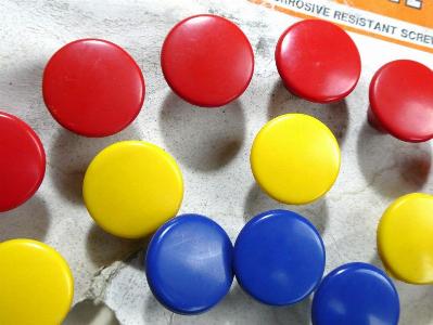 Span Bakelite cupboard knobs -  select me for a larger image