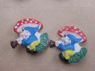 Jewellery and accessories - Dwarf shape brooch,10 on card