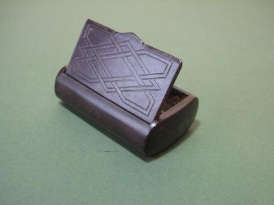 Bakelite snuff box -  select me for a larger image