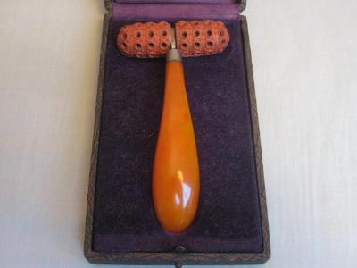 Face massager -  select me for a larger image
